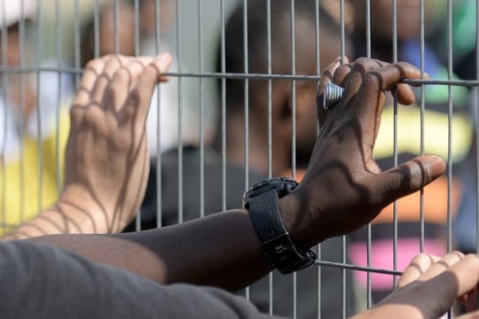 EU-Ratspräsident Donald Tusk hat für aus Seenot gerettete Flüchtlinge zentrale Sammelpunkte außerhalb der EU vorgeschlagen.