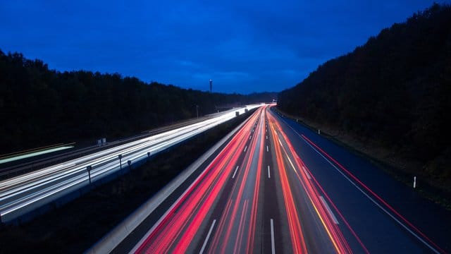 Eine Autobahn bei Nacht Eine Autobahn bei Nacht