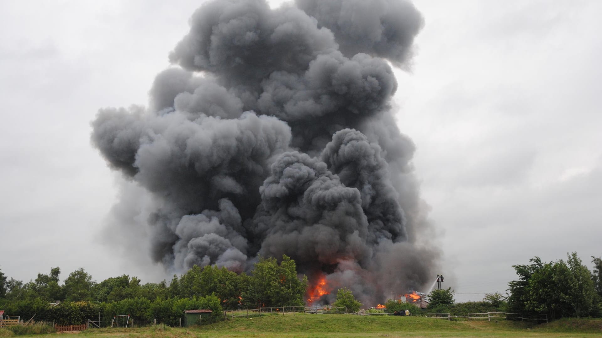 Heftige Rauchentwicklung: Der Brand im Tischlerbetrieb musste von 150 Feuerwehrleuten kontrolliert werden. Heftige Rauchentwicklung: Der Brand im Tischlerbetrieb musste von 150 Feuerwehrleuten kontrolliert werden.