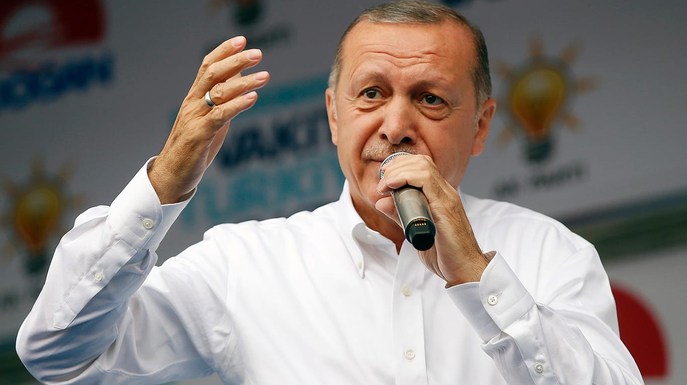 Recep Tayyip Erdogan auf einer Wahlveranstaltung: Durch die geschlossene Opposition und die aktuelle Schwäche der türkischen Wirtschaft ist Erdogans Sieg bei einer Wahl erstmals seit 2002 wieder in Gefahr.