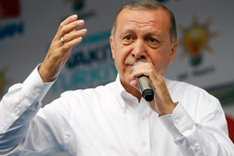 Recep Tayyip Erdogan auf einer Wahlveranstaltung: Durch die geschlossene Opposition und die aktuelle Schwäche der türkischen Wirtschaft ist Erdogans Sieg bei einer Wahl erstmals seit 2002 wieder in Gefahr.