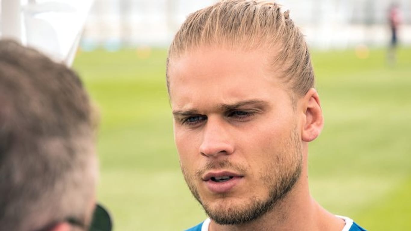 Rurík Gíslason gibt vor dem Training der isländischen Nationalmannschaft ein Interview.