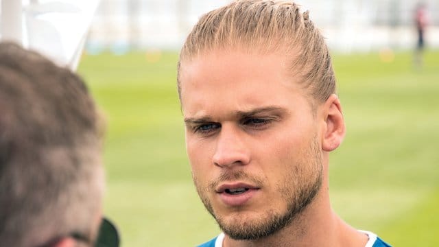 Rurík Gíslason gibt vor dem Training der isländischen Nationalmannschaft ein Interview.