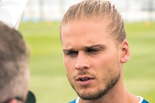 Rurík Gíslason gibt vor dem Training der isländischen Nationalmannschaft ein Interview.