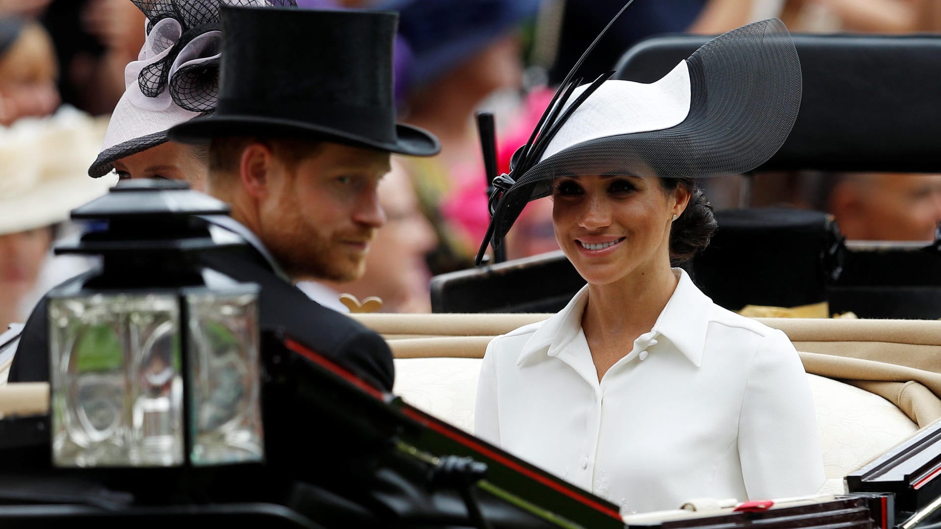 Herzogin Meghan: Im Schwarz-Weiß-Look kommt sie zu ihrem ersten Ascot-Besuch angefahren.