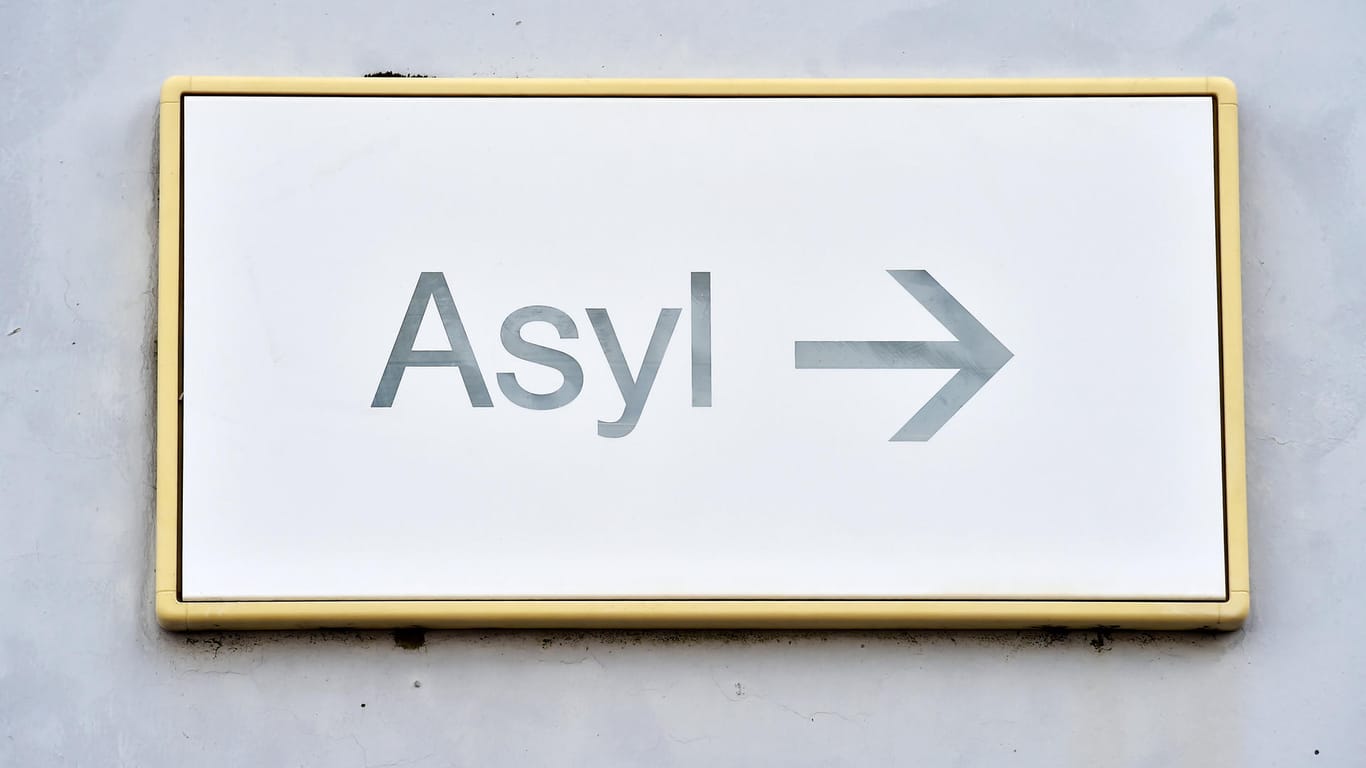 Ein Schild mit der Aufschrift "Asyl": Die Zahl der Asylbewerber in Deutschland ist stark gesunken.