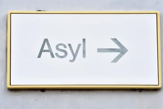 Ein Schild mit der Aufschrift "Asyl": Die Zahl der Asylbewerber in Deutschland ist stark gesunken.