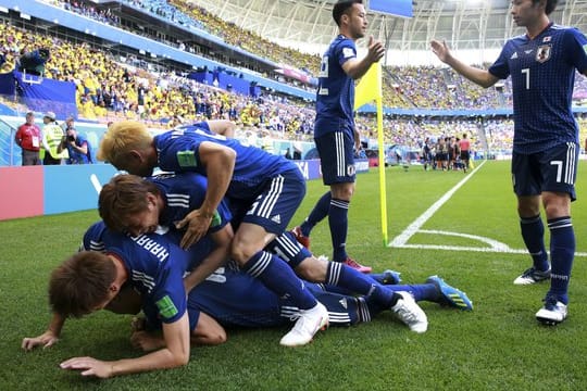 Die japanischen Spieler bejubeln das Tor zum 1:0 per Elfmeter durch Shinji Kagawa (links unten, teilweise verdeckt).