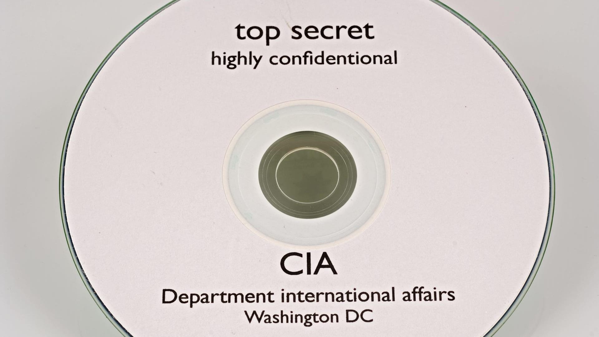 CD mit CIA-Daten: Ein ehemaliger Mitarbeiter wird beschuldigt, Daten geklaut und an Wikileaks weitergegeben zu haben. (Symbolbild) CD mit CIA-Daten: Ein ehemaliger Mitarbeiter wird beschuldigt, Daten geklaut und an Wikileaks weitergegeben zu haben. (Symbolbild)