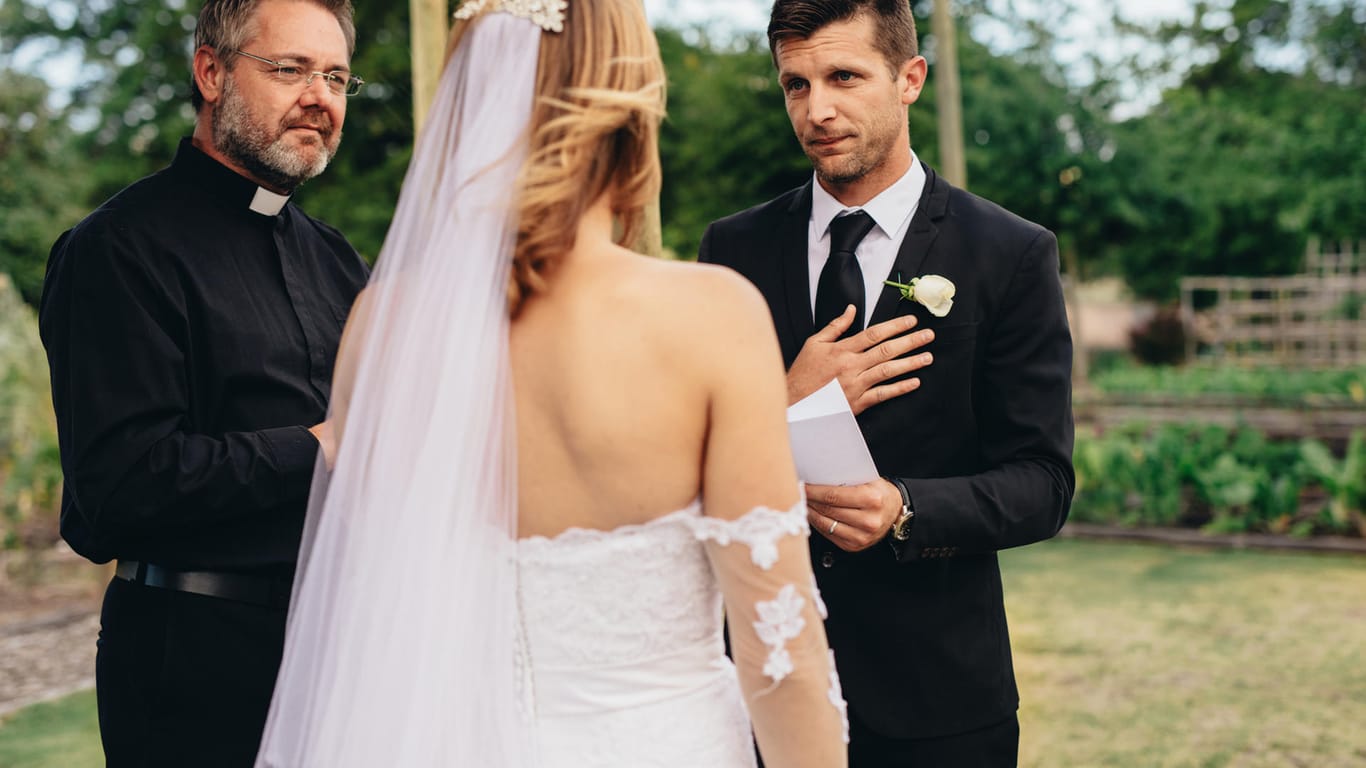 Bräutigam liest Eheversprechen vor: Er kann es entweder auswendig lernen oder vom Blatt ablesen.