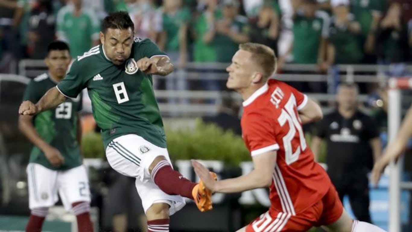 Mexikos Marco Fabian (l) richtet seinen Blick bereits auf das kommende Gruppenspiel.