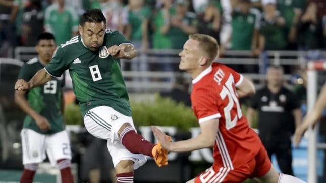 Mexikos Marco Fabian (l) richtet seinen Blick bereits auf das kommende Gruppenspiel. Mexikos Marco Fabian (l) richtet seinen Blick bereits auf das kommende Gruppenspiel.