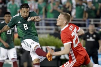 Mexikos Marco Fabian (l) richtet seinen Blick bereits auf das kommende Gruppenspiel.