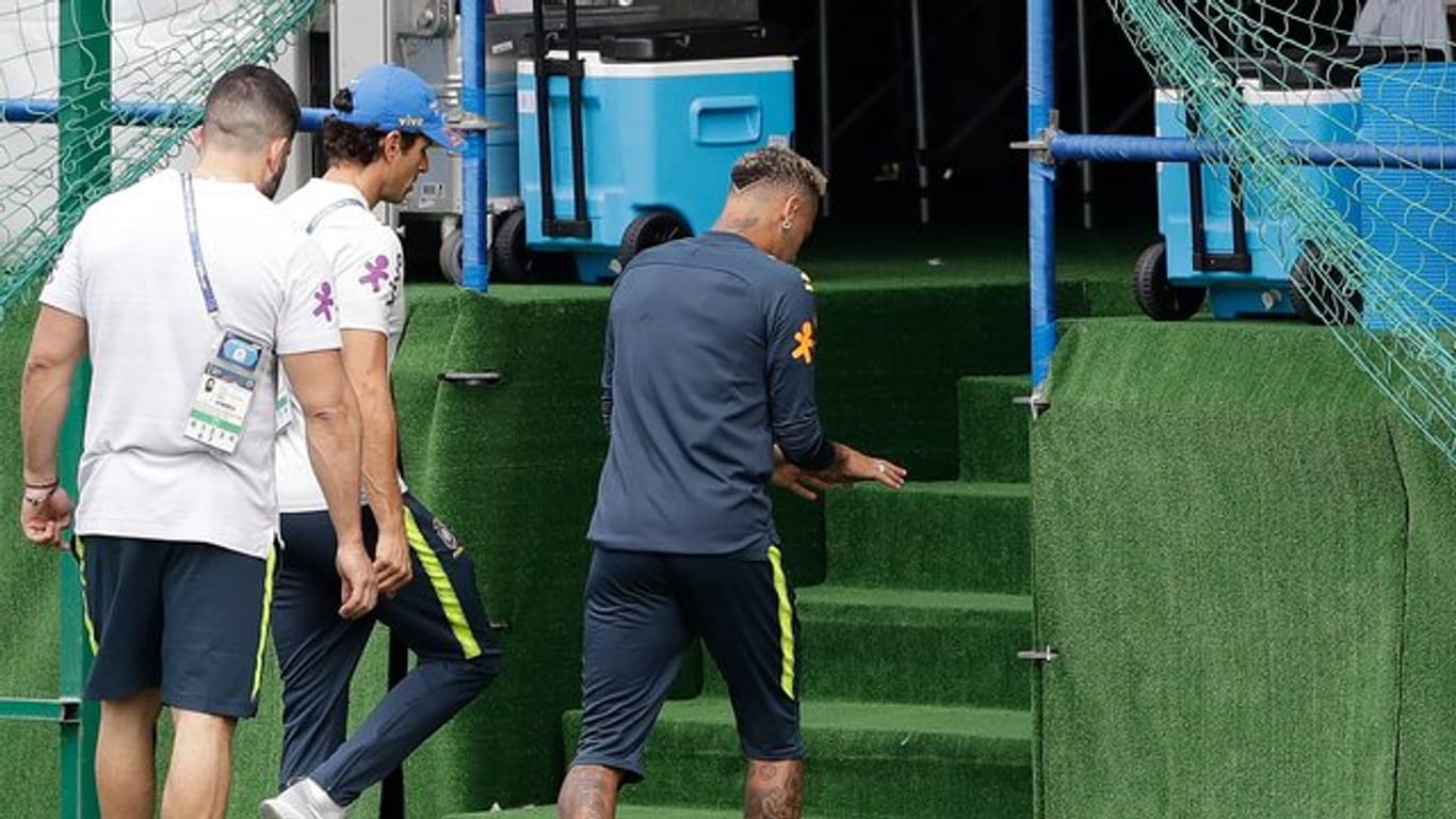 Superstar Neymar (r) muss das Training Brasiliens abbrechen.