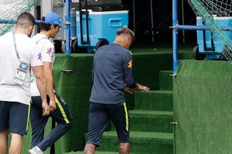 Superstar Neymar (r) muss das Training Brasiliens abbrechen.