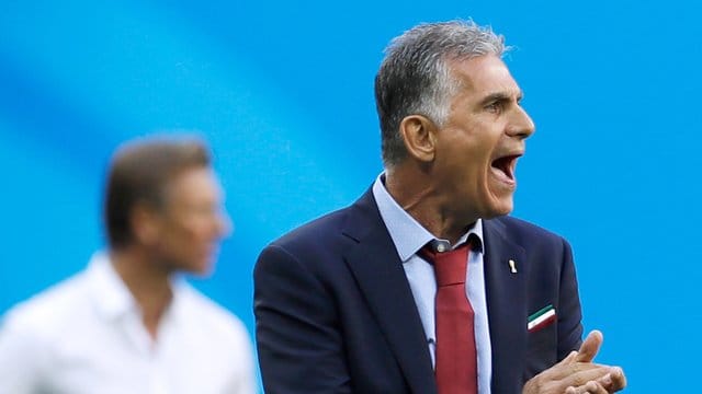 Irans Trainer Carlos Queiroz (r) betont die Wichtigkeit der Einstellung seiner Mannschaft in Bezug auf das Spanien-Spiel. Irans Trainer Carlos Queiroz (r) betont die Wichtigkeit der Einstellung seiner Mannschaft in Bezug auf das Spanien-Spiel.
