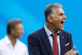 Irans Trainer Carlos Queiroz (r) betont die Wichtigkeit der Einstellung seiner Mannschaft in Bezug auf das Spanien-Spiel.