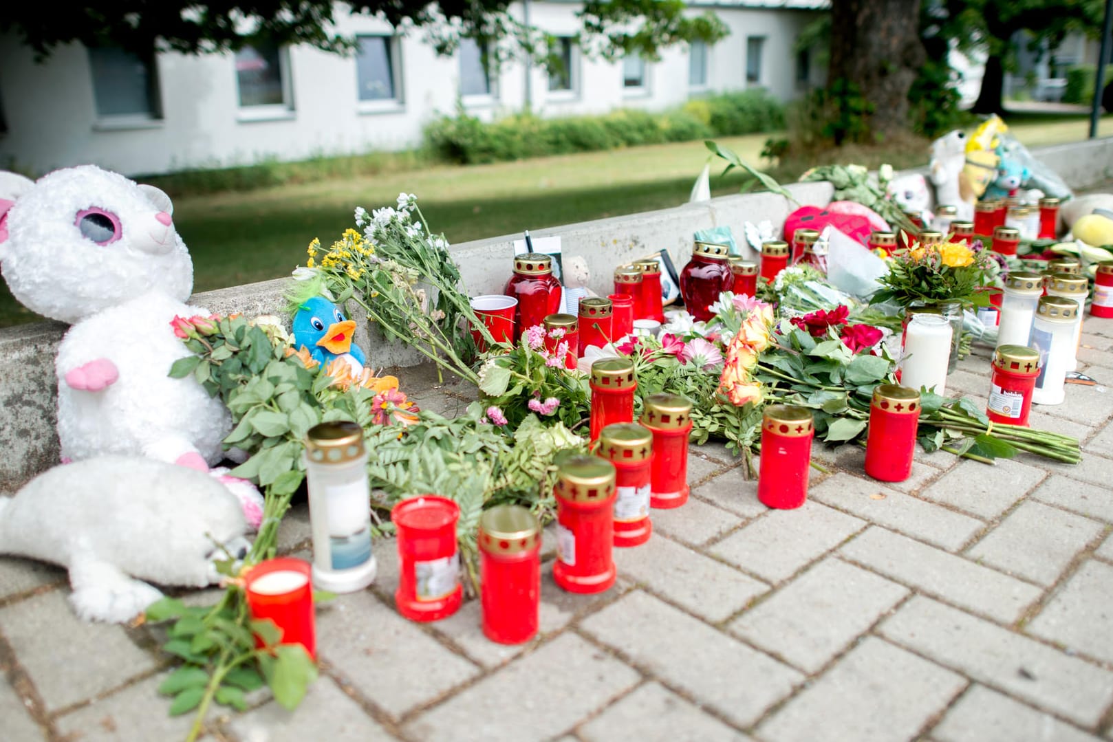 Kerzen, Blumen und Stofftiere liegen am Fundort der Leiche: Barsinghausen trauert um die 16-jährige Anna.