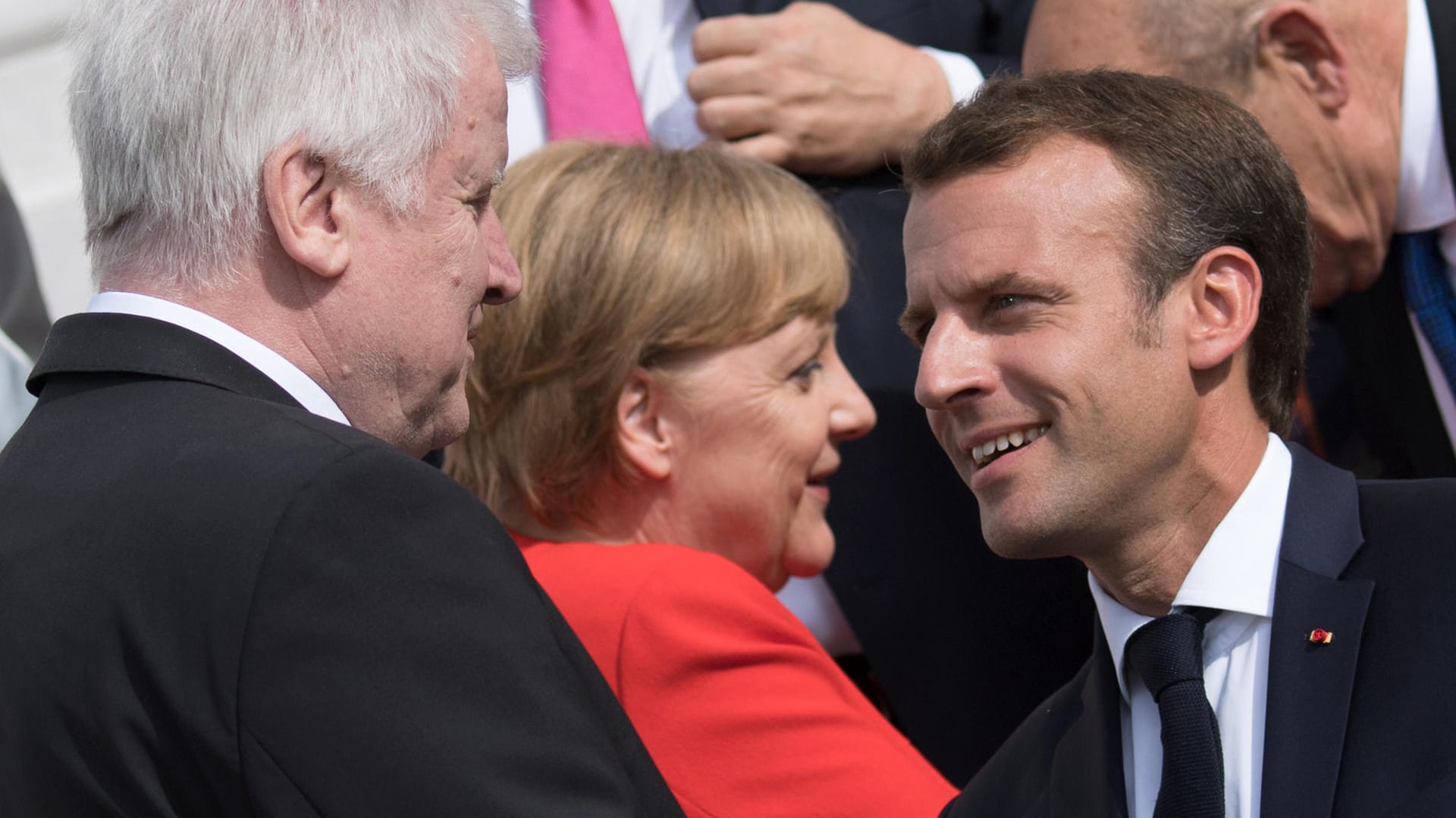 Horst Seehofer, Angela Merkel und Emmanuel Macron in Meseberg: Durch den Asylstreit könnte auch Bewegung in das deutsch-französische Projekt der EU-Modernisierung bringen.