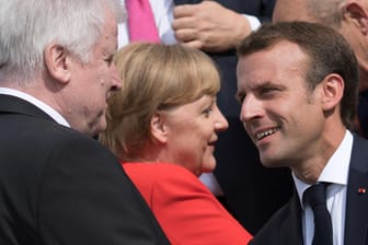 Horst Seehofer, Angela Merkel und Emmanuel Macron in Meseberg: Durch den Asylstreit könnte auch Bewegung in das deutsch-französische Projekt der EU-Modernisierung bringen.