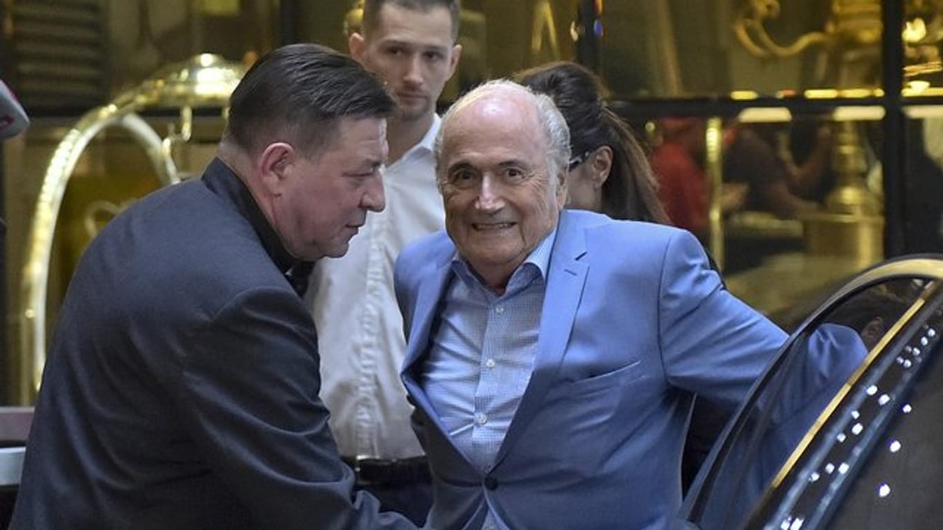 Der ehemalige FIFA-Präsident Joseph Blatter bei der Ankunft in seinem Moskauer Hotel.