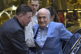 Der ehemalige FIFA-Präsident Joseph Blatter bei der Ankunft in seinem Moskauer Hotel.