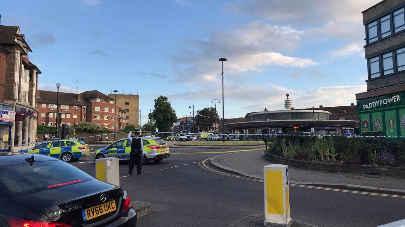 Die Polizei sperrt die Station Southgate im Norden Londons ab: Hier soll es am Abend eine "kleine Explosion" mit Verletzten gegeben haben.