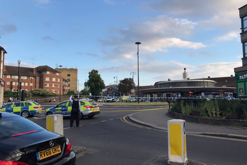 Die Polizei sperrt die Station Southgate im Norden Londons ab: Hier soll es am Abend eine "kleine Explosion" mit Verletzten gegeben haben.
