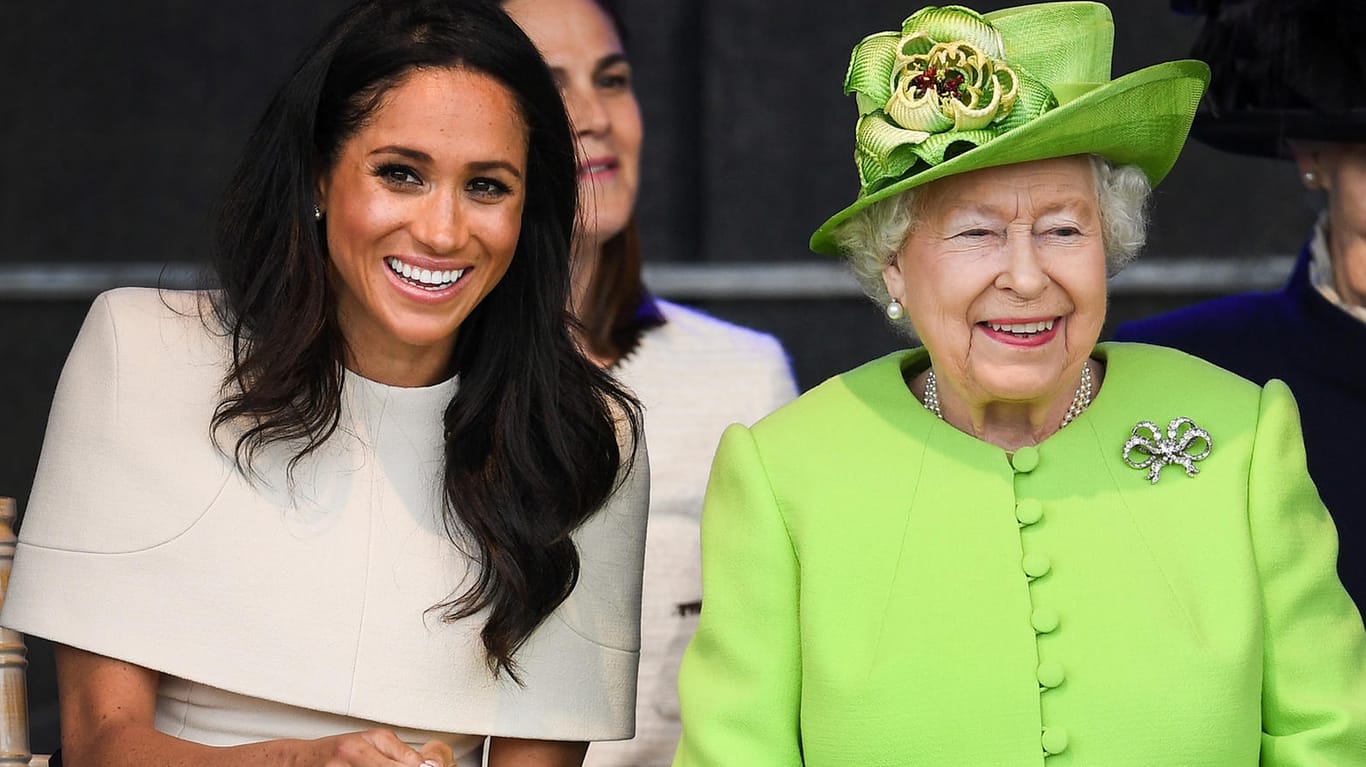 Der erste Doppelauftritt mit Herzogin Meghan: Die Queen trägt ein knalliges Froschgrün.