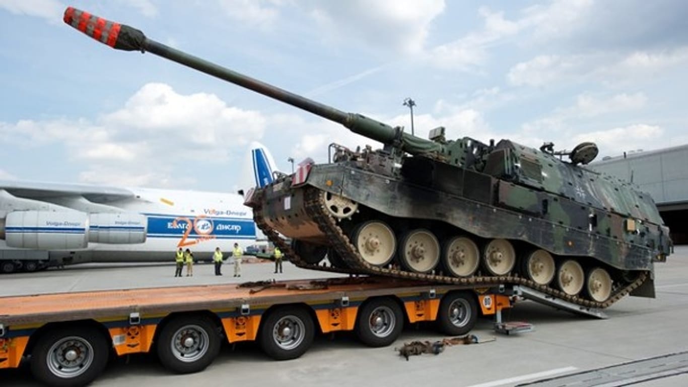 Eine Panzerhaubitze des Rüstungsunternehmens Krauss-Maffei Wegmann wird verladen