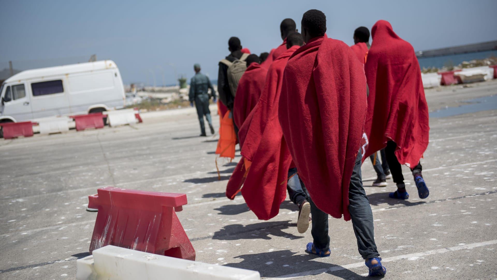 Eine Gruppe Migranten geht zu einem Registrierungszentrum in der Stadt Motril in Spanien: Angela Merkel will eine Europäische Lösung im Asylstreit. Eine Gruppe Migranten geht zu einem Registrierungszentrum in der Stadt Motril in Spanien: Angela Merkel will eine Europäische Lösung im Asylstreit.