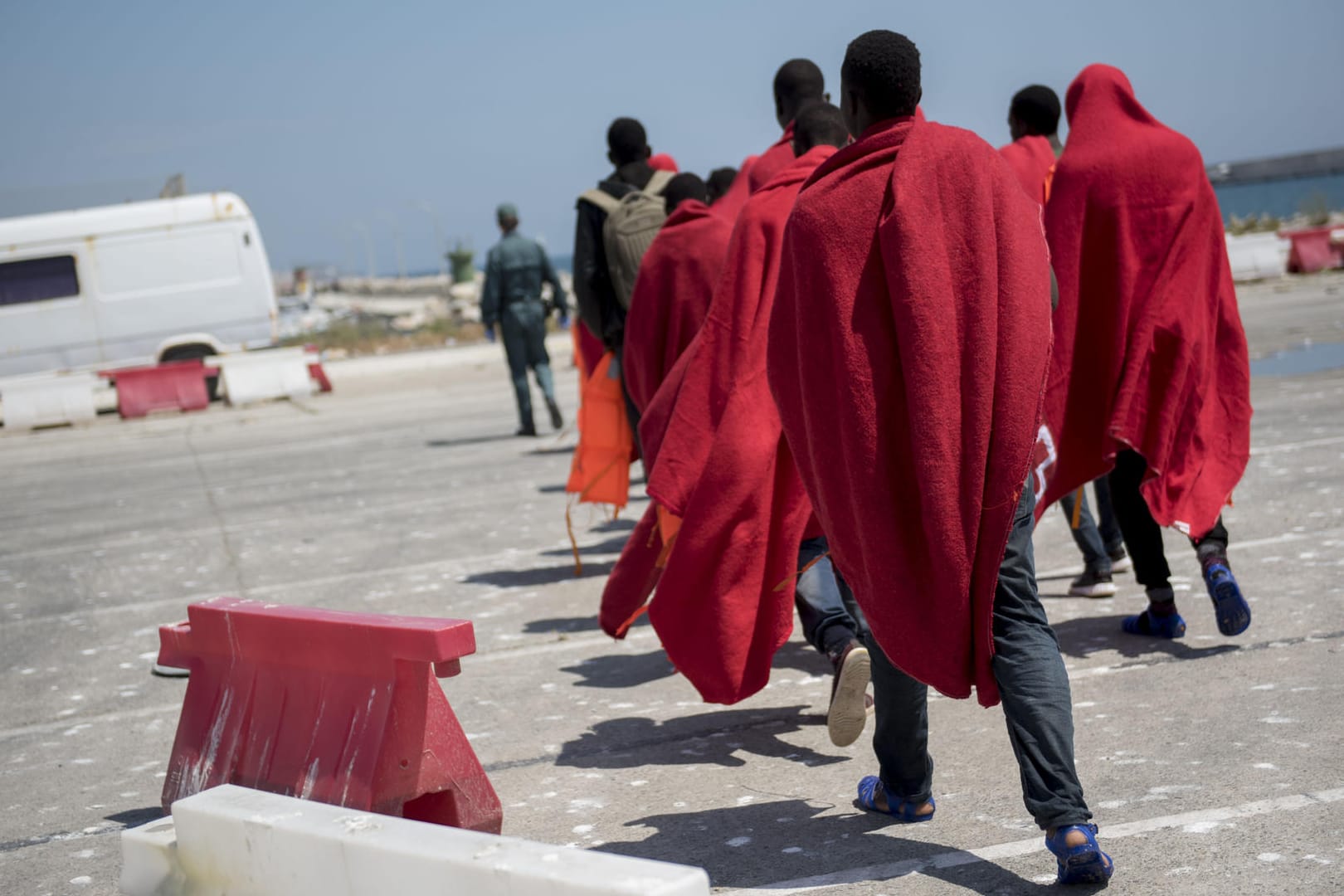 Eine Gruppe Migranten geht zu einem Registrierungszentrum in der Stadt Motril in Spanien: Angela Merkel will eine Europäische Lösung im Asylstreit.