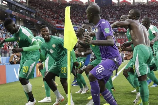 Nach dem Sieg gegen Polen tanzten die Spieler aus dem Senegal um die Eckfahne herum.