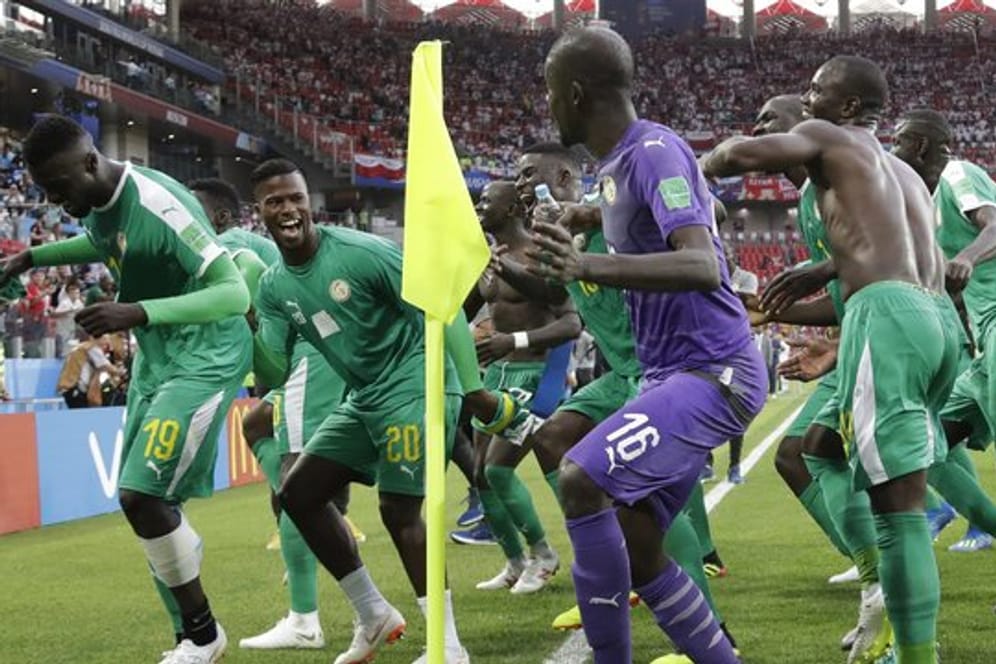 Nach dem Sieg gegen Polen tanzten die Spieler aus dem Senegal um die Eckfahne herum.