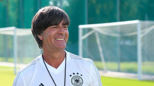 Bundestrainer Joachim Löw bereitet sich mit seinen Spielern in Sotschi auf die Partie gegen Schweden vor. Bundestrainer Joachim Löw bereitet sich mit seinen Spielern in Sotschi auf die Partie gegen Schweden vor.