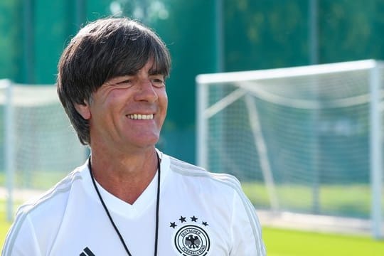 Bundestrainer Joachim Löw bereitet sich mit seinen Spielern in Sotschi auf die Partie gegen Schweden vor.