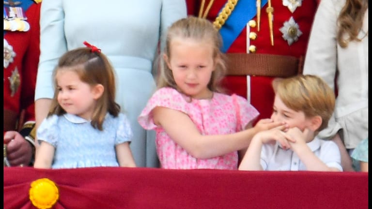 Jetzt sei mal still: Die kleine Savannah Phillips hält Prinz George, dem zukünftigen König von England, einfach mal den Mund zu.