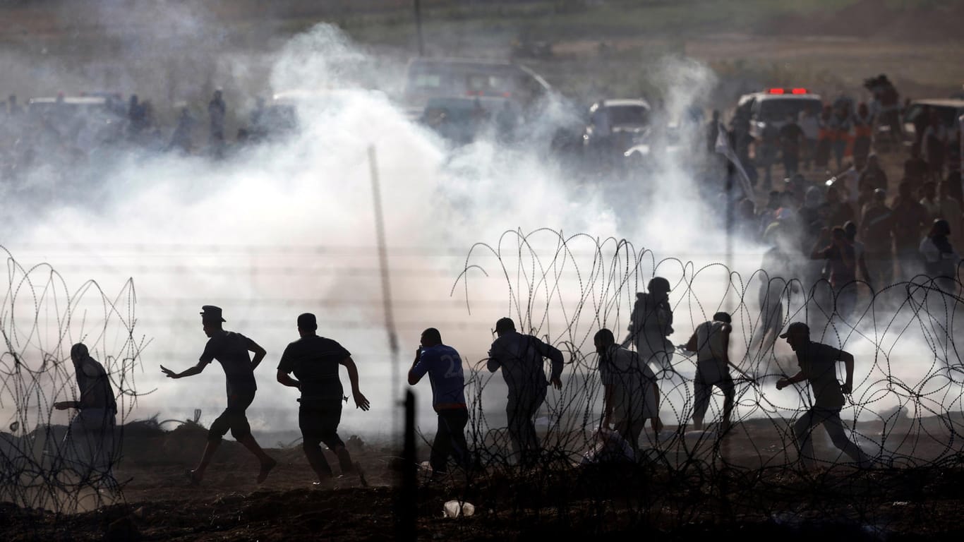 Palästinenser im Grenzgebiet zwischen Israel und dem Gazastreifen: Aus dem Palästinensergebiet wurden in der Nacht zum Mittwoch rund 45 Geschosse auf israelisches Gebiet abgefeuert, wie die israelische Armee mitteilte.