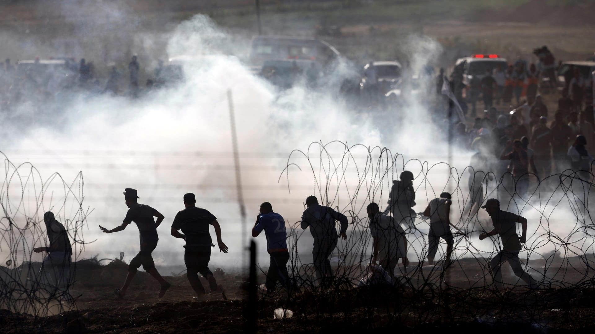 Palästinenser im Grenzgebiet zwischen Israel und dem Gazastreifen: Aus dem Palästinensergebiet wurden in der Nacht zum Mittwoch rund 45 Geschosse auf israelisches Gebiet abgefeuert, wie die israelische Armee mitteilte. Palästinenser im Grenzgebiet zwischen Israel und dem Gazastreifen: Aus dem Palästinensergebiet wurden in der Nacht zum Mittwoch rund 45 Geschosse auf israelisches Gebiet abgefeuert, wie die israelische Armee mitteilte.