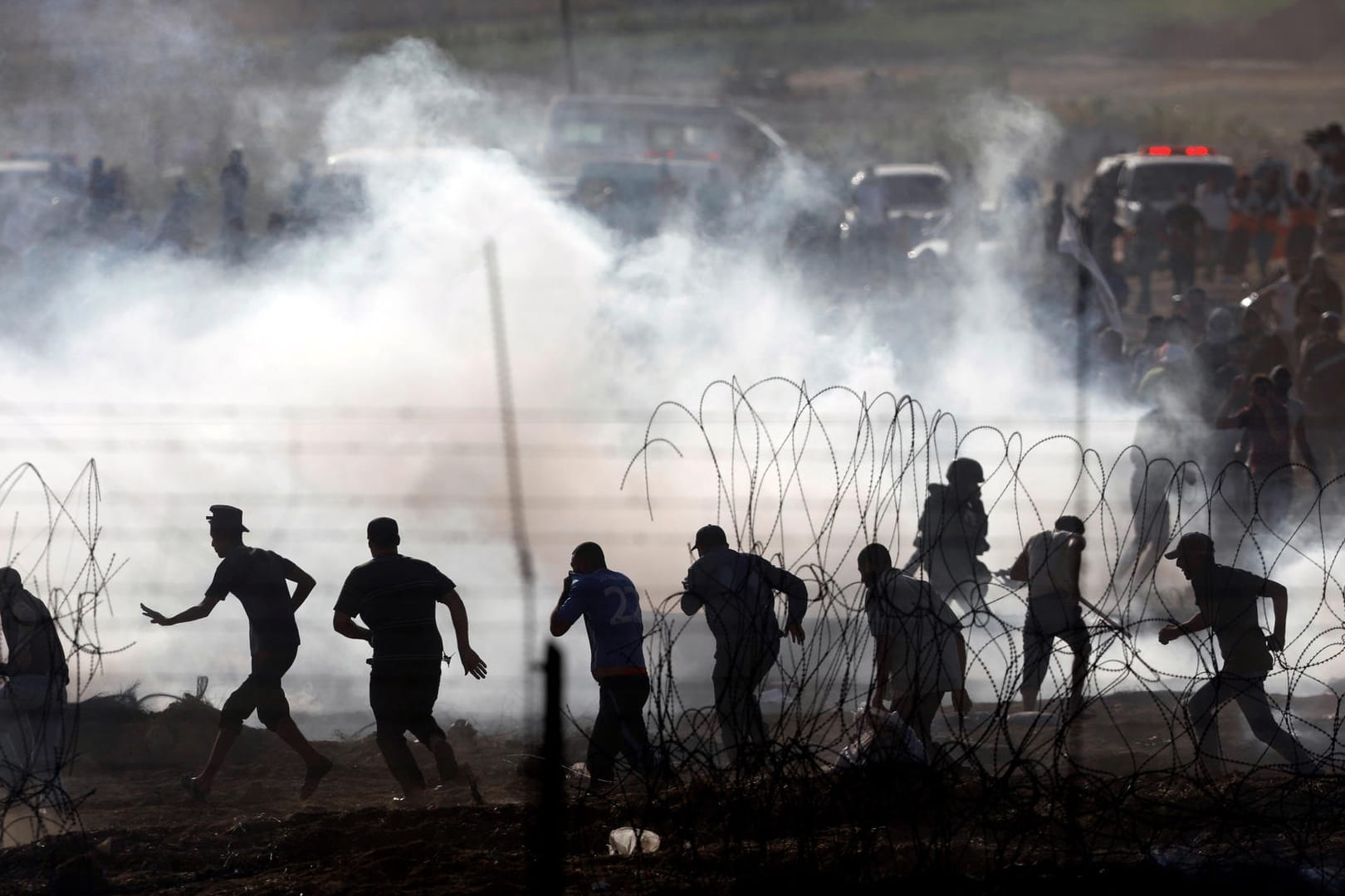 Palästinenser im Grenzgebiet zwischen Israel und dem Gazastreifen: Aus dem Palästinensergebiet wurden in der Nacht zum Mittwoch rund 45 Geschosse auf israelisches Gebiet abgefeuert, wie die israelische Armee mitteilte.