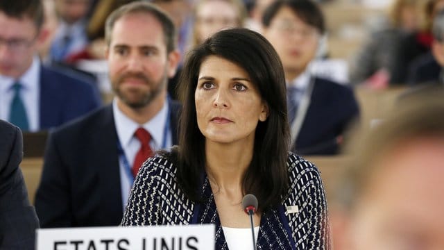 Nikki Haley, US-Botschafterin bei den Vereinten Nationen, sitzt vor ihrer Rede während der 35.