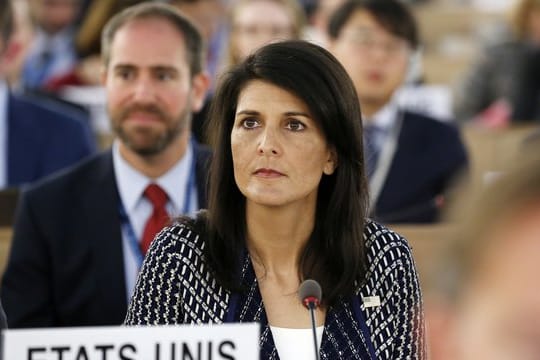 Nikki Haley, US-Botschafterin bei den Vereinten Nationen, sitzt vor ihrer Rede während der 35.