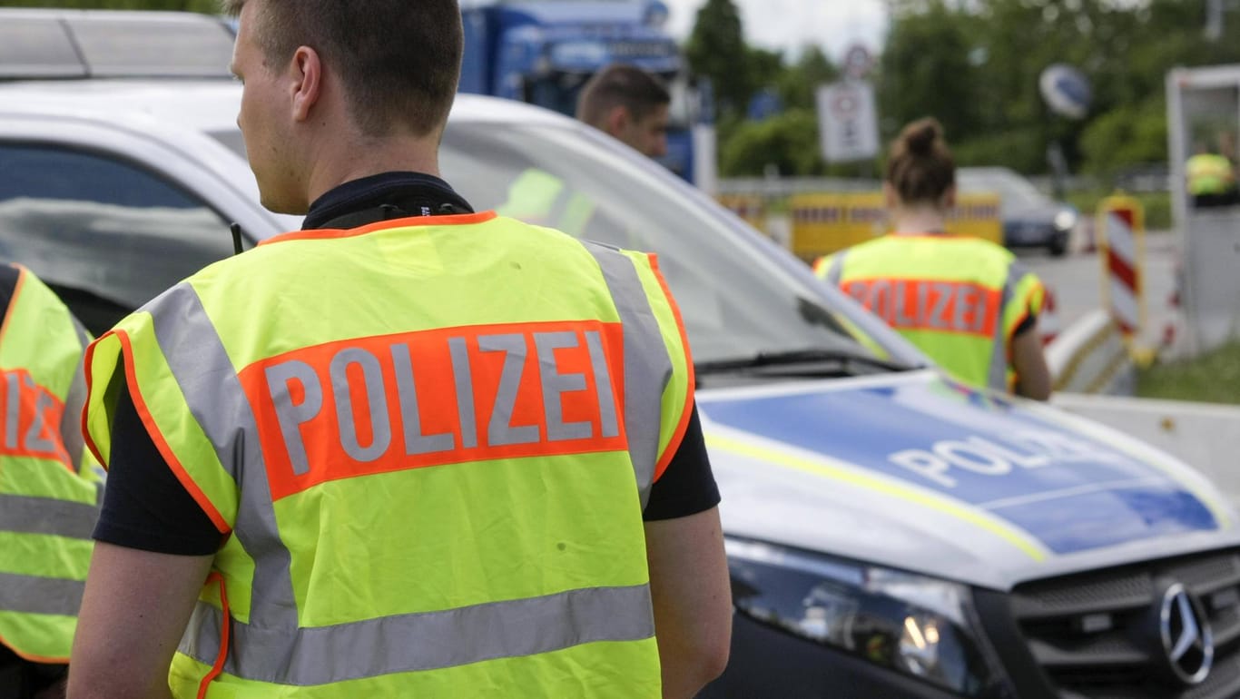 Bundespolizisten am Grenzübergang Kufstein-Kiefersfelden in Bayern: Am Streit um die Zurückweisung von Flüchtlingen droht die Union zu zerbrechen.