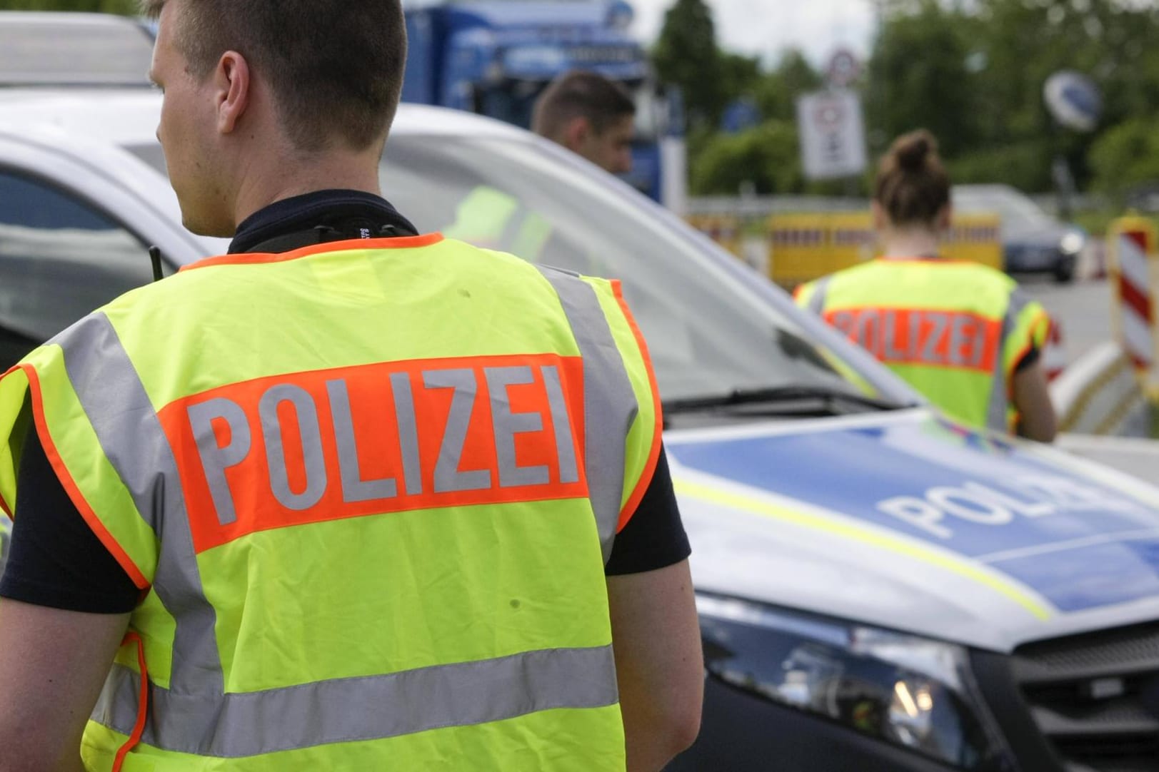 Bundespolizisten am Grenzübergang Kufstein-Kiefersfelden in Bayern: Am Streit um die Zurückweisung von Flüchtlingen droht die Union zu zerbrechen.