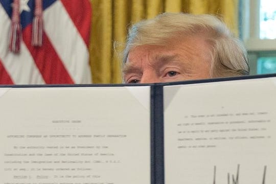 US-Präsident Donald Trump zeigt das Dekret, mit dem die von seiner Regierung selbst begonnene Trennung illegaler Einwanderer von ihren Kindern beendet werden soll.