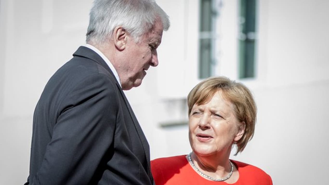 Bundeskanzlerin Angela Merkel (CDU) spricht mit Horst Seehofer (CSU), Bundesminister für Inneres.
