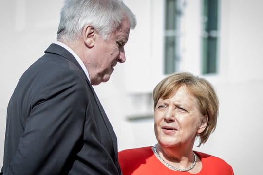 Bundeskanzlerin Angela Merkel (CDU) spricht mit Horst Seehofer (CSU), Bundesminister für Inneres.