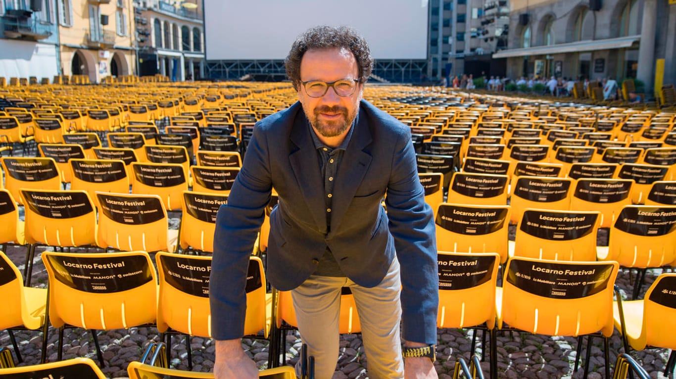 Kosslick-Nachfolger: Carlo Chatrian, Künstlerische Leiter des Filmfestivals von Locarno, steht auf der Piazza Grande zwischen Stuhlreihen.