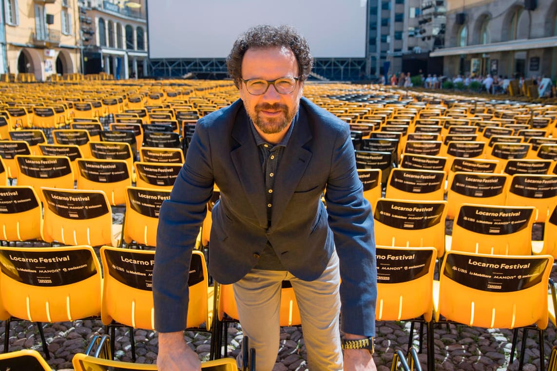 Kosslick-Nachfolger: Carlo Chatrian, Künstlerische Leiter des Filmfestivals von Locarno, steht auf der Piazza Grande zwischen Stuhlreihen.