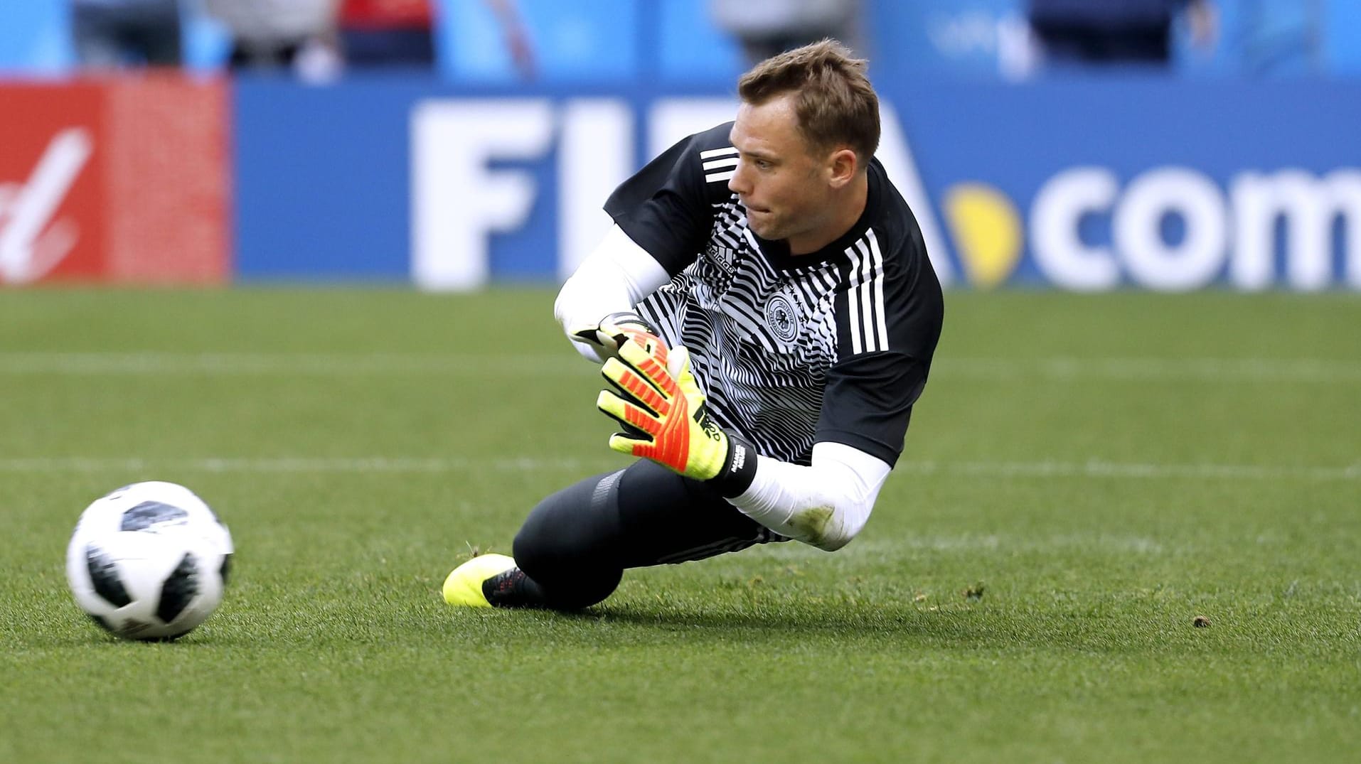 Manuel Neuer beim Aufwärmen vor dem WM-Start gegen Mexiko, der dann in die Hose ging. Manuel Neuer beim Aufwärmen vor dem WM-Start gegen Mexiko, der dann in die Hose ging.